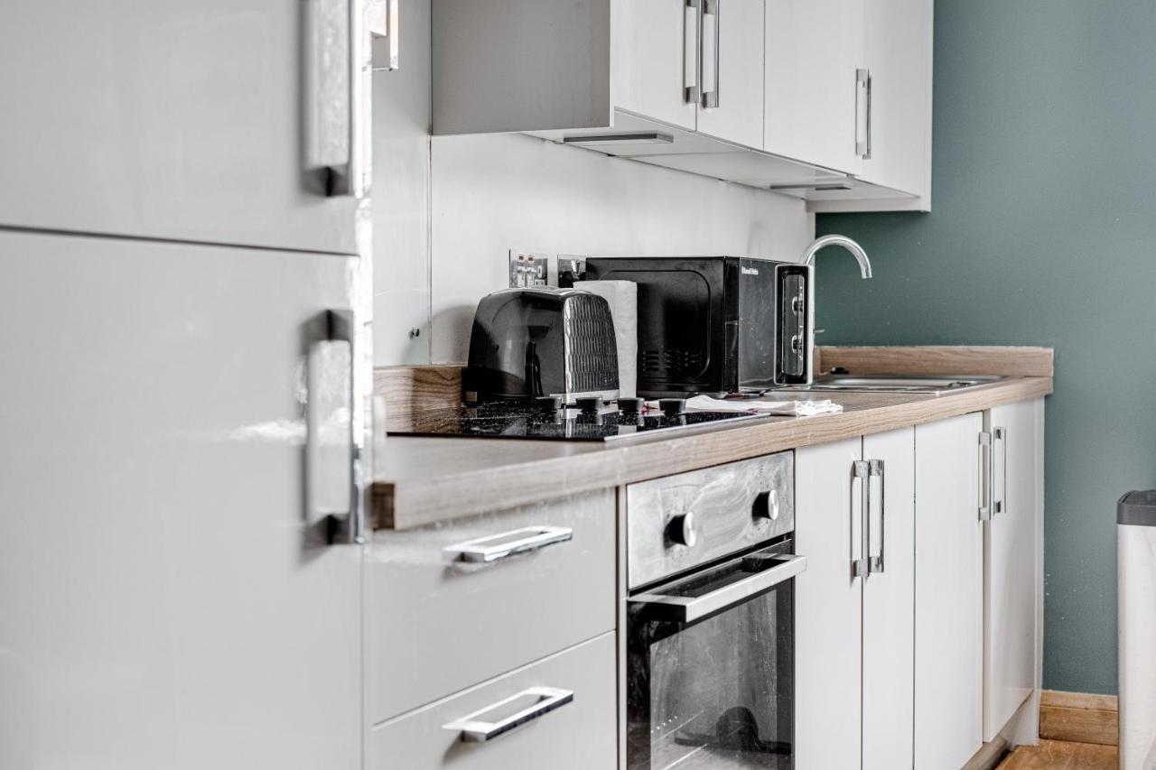 Homely 2 Beds Apt Up To 5 Guests-Wifi By Tent Serviced Apartments Chertsey Exterior foto