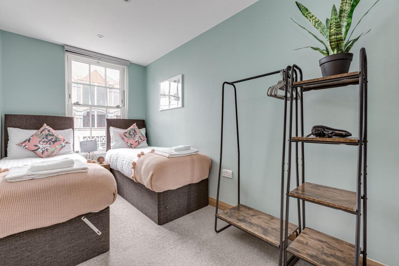 Homely 2 Beds Apt Up To 5 Guests-Wifi By Tent Serviced Apartments Chertsey Exterior foto
