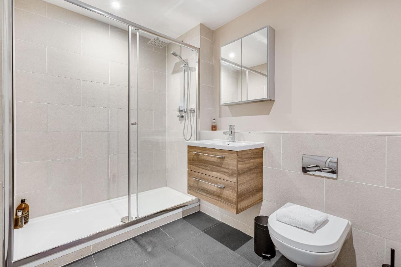 Homely 2 Beds Apt Up To 5 Guests-Wifi By Tent Serviced Apartments Chertsey Exterior foto