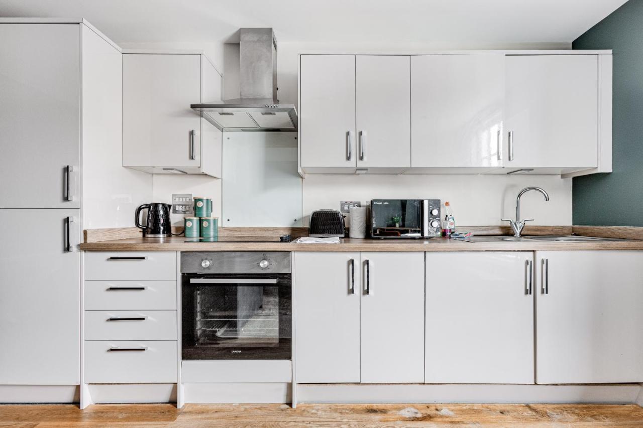 Homely 2 Beds Apt Up To 5 Guests-Wifi By Tent Serviced Apartments Chertsey Exterior foto