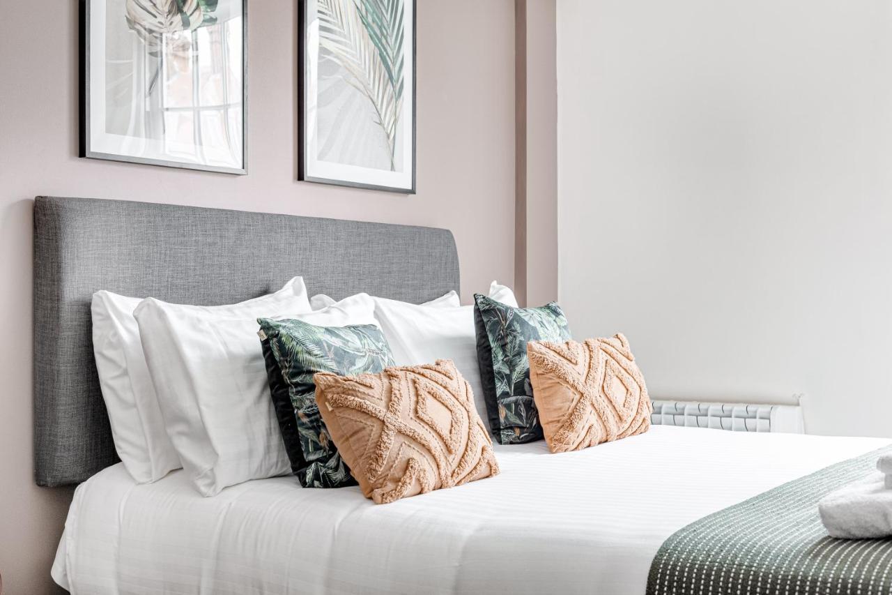 Homely 2 Beds Apt Up To 5 Guests-Wifi By Tent Serviced Apartments Chertsey Exterior foto